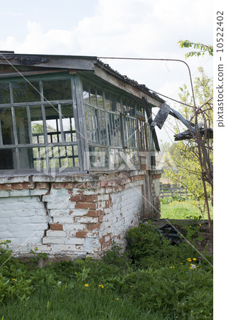 Abandoned old house in ukrainian village 10522402
