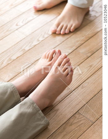 A man standing by a collapsing woman 10523046