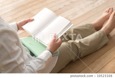A woman reading a book 10523108