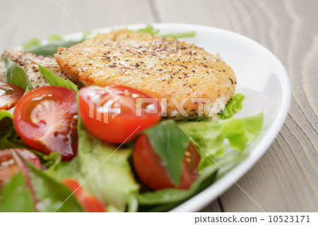 roasted chicken with mix salad roasted chicken with mix salad 10523171