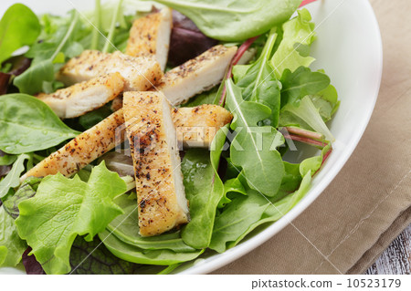 roasted chicken with mix salad roasted chicken with mix salad 10523179