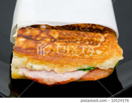 grilled sandwich with ham and tomato 10524576