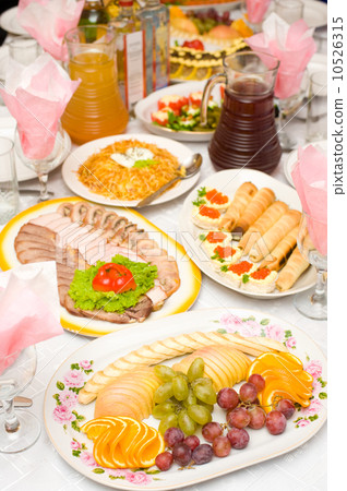 banquet table 10526315