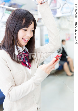 火車裡面的女孩高中生形象 10528611