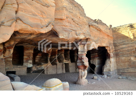 Petra ruins 10529163