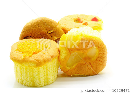 cupcakes isolated cupcakes isolated 10529471
