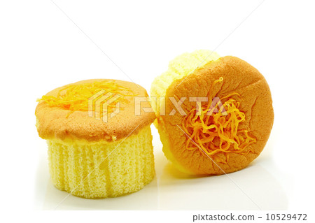 cupcakes isolated 10529472