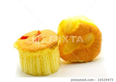 cupcakes isolated cupcakes isolated 10529473