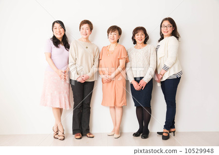 Portrait multiple women 10529948