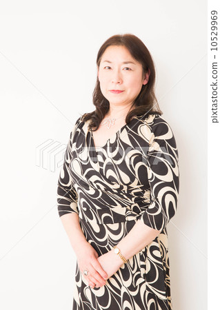 Middle-aged female Middle-aged female 10529969