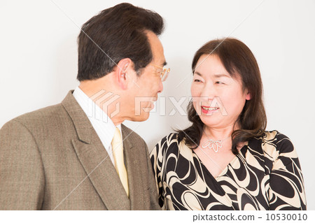 Senior couple portrait 10530010