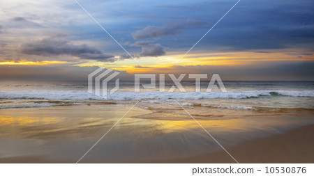 sunrise over the ocean 10530876