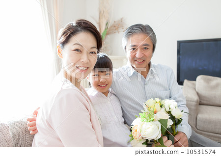 An old couple receiving flowers from my grandchild An old couple receiving flowers from my grandchild 10531574