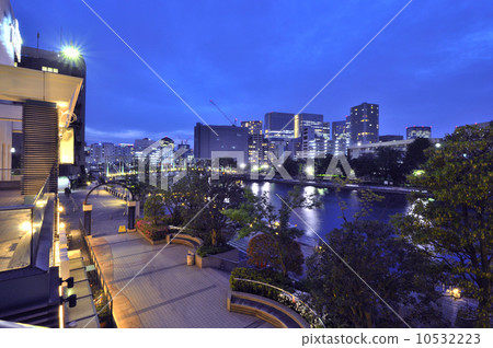 Night view over Shinagawa from Tennozu Isle 10532223