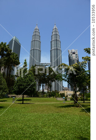 Petronas Towers 10533956