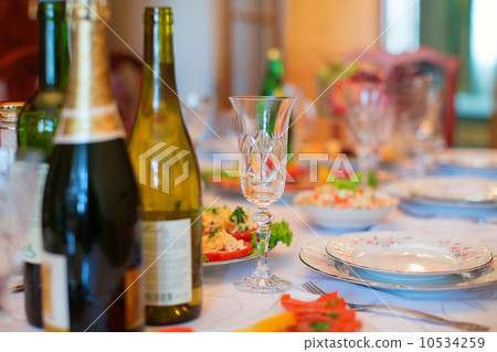 Festive table setting 10534259