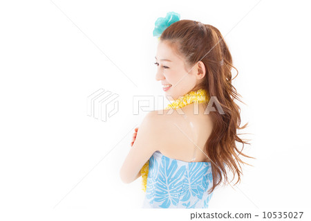 美麗和熱帶的氣氛一個美麗的女人愉快地跳舞穿著大量的草裙舞服裝 美麗和熱帶的氣氛一個美麗的女人愉快地跳舞穿著大量的草裙舞服裝 10535027