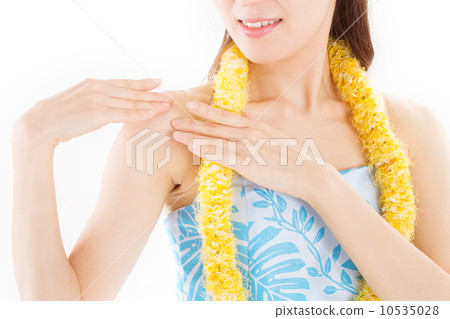 美麗和熱帶的氣氛一個美麗的女人愉快地跳舞穿著大量的草裙舞服裝 美麗和熱帶的氣氛一個美麗的女人愉快地跳舞穿著大量的草裙舞服裝 10535028