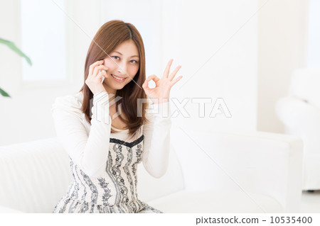 一個女人在房間裡打電話 一個女人在房間裡打電話 10535400