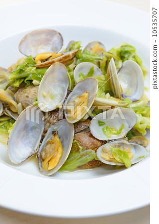 Tasty clams steamed liquor 10535707
