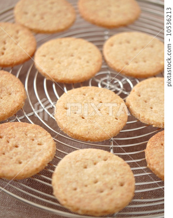 Graham cookie baked (vertical position) 10536213