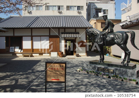 A horse statue Akiyama Akiko A horse statue Akiyama Akiko 10538754