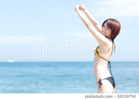 年輕的女士在夏天 10539750
