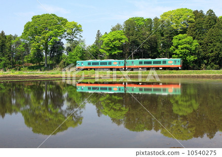 真岡鐵道“地方線與稻田水鏡” 真岡鐵道“地方線與稻田水鏡” 10540275