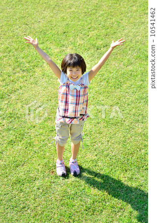 A girl who is going to be a banzai at the lawn open space 10541462