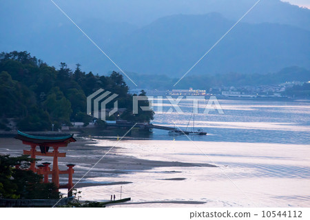 Evening view from the small diameter of Miyajima Yamanobe 10544112