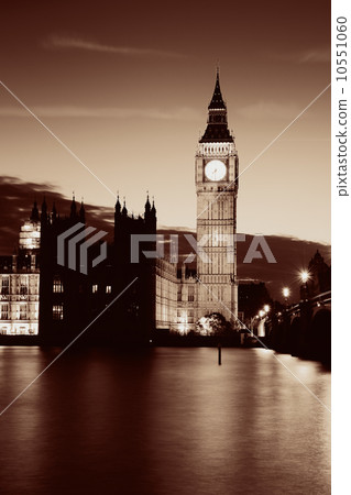 London at dusk 10551060