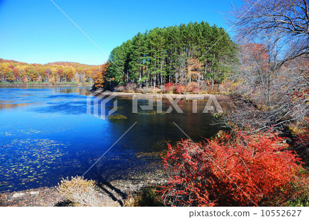 Autumn Mountain with lake 10552627