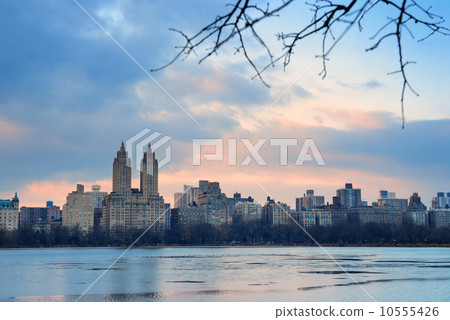 Central Park Skyline over lake, New York City 10555426