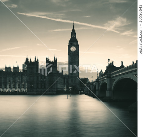 London at dusk 10556642