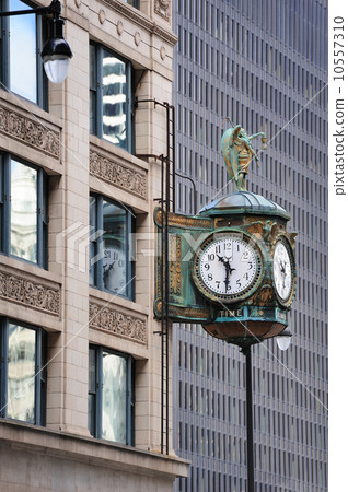 Chicago downtown street view 10557310