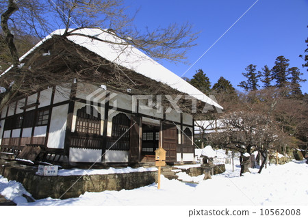晴朗的天氣圓的寺廟在雪以後的 晴朗的天氣圓的寺廟在雪以後的 10562008