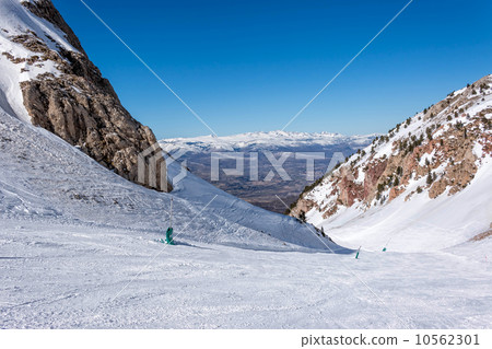 Snowy mountains in Spain (Masella) Snowy mountains in Spain (Masella) 10562301