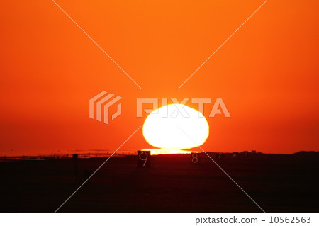 跑道上的日落 10562563