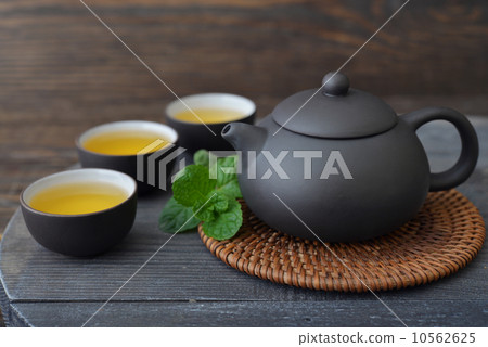 Green tea in cups 10562625
