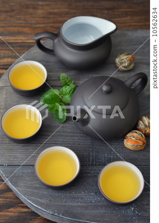 Green tea in cups 10562634