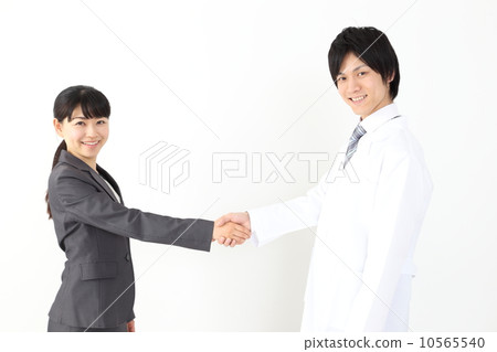 MR and doctor shaking hands 10565540