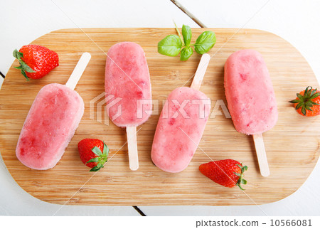 Homemade ice cream pops with fresh berries. Homemade ice cream pops with fresh berries. 10566081