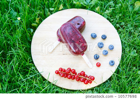 Homemade ice cream pops with different berries Homemade ice cream pops with different berries 10577698