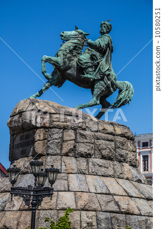 Hetman Bogdan Khmelnitsky statue in Kiev, Ukraine 10580251