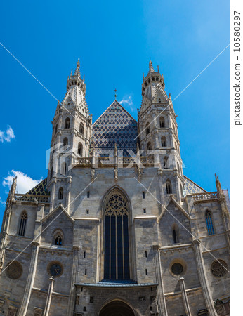 Beautiful view of St. Stephen's Cathedral at evening, Vienna, Au Beautiful view of St. Stephen's Cathedral at evening, Vienna, Au 10580297