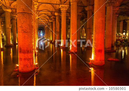 Underground Basilica Cistern (Yerebatan Sarnici) in Istanbul, Tu 10580301