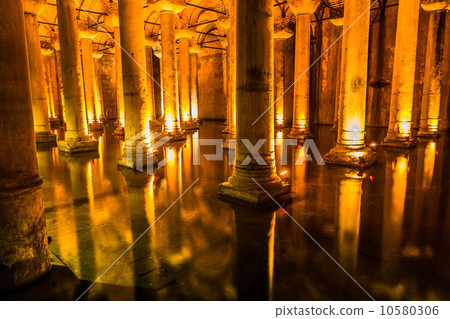 Underground Basilica Cistern (Yerebatan Sarnici) in Istanbul, Tu 10580306