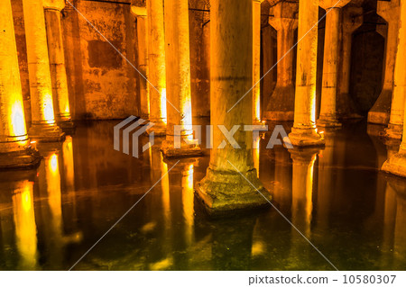 Underground Basilica Cistern (Yerebatan Sarnici) in Istanbul, Tu 10580307