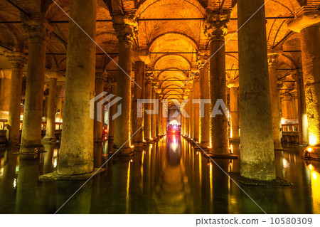 Underground Basilica Cistern (Yerebatan Sarnici) in Istanbul, Tu 10580309