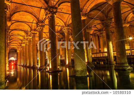 Underground Basilica Cistern (Yerebatan Sarnici) in Istanbul, Tu 10580310